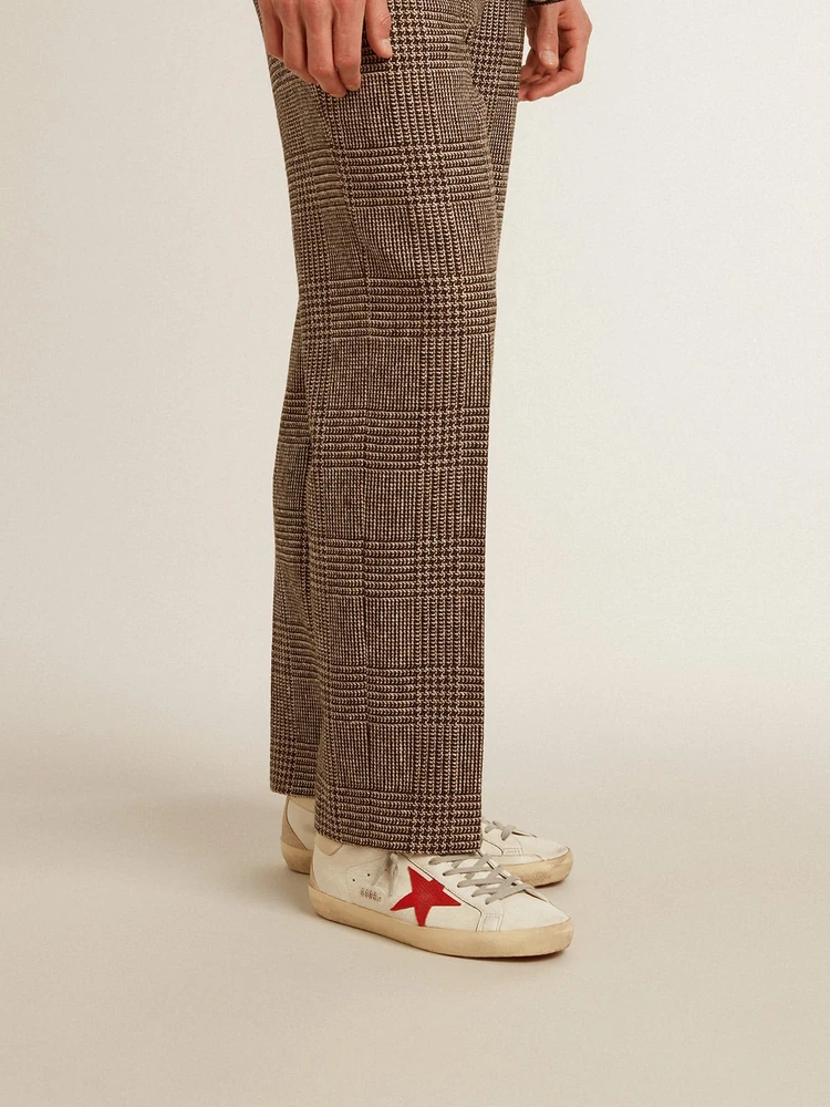 Golden Goose Super-Star in nappa with red star and cream leather heel tab, деталь