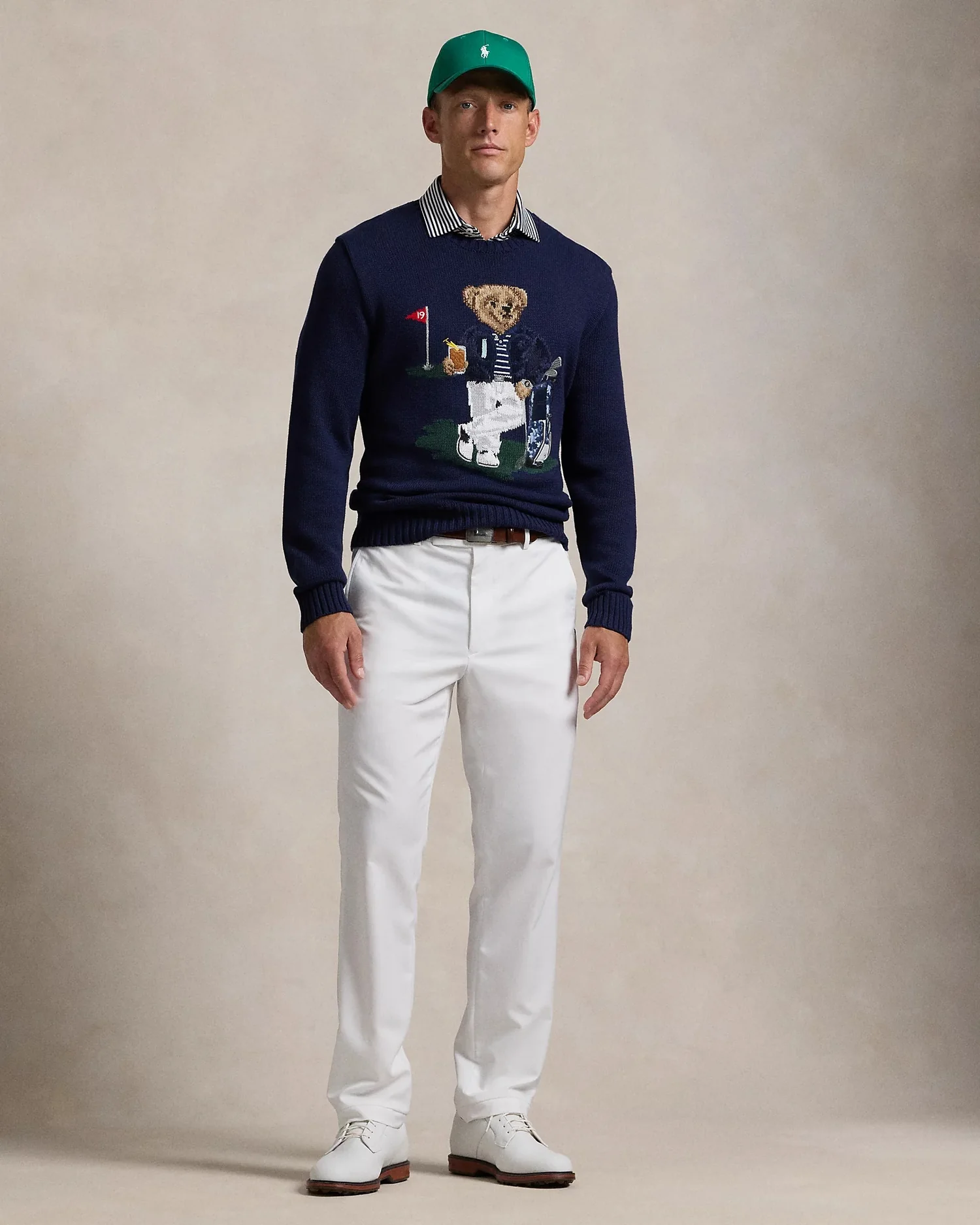 Мужчина в джемпере Polo Bear Performance и белых брюках